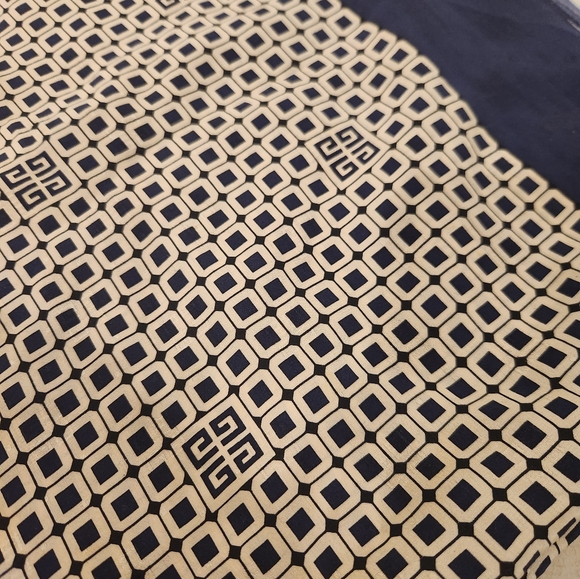 Givenchy Scarf Navy and Cream. - Picture 6 of 6